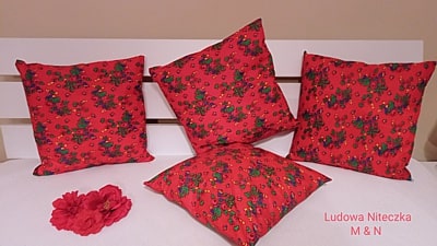 Poduszki z tkaniny góralskiej, krakowskiej w róże na czerwonym tle